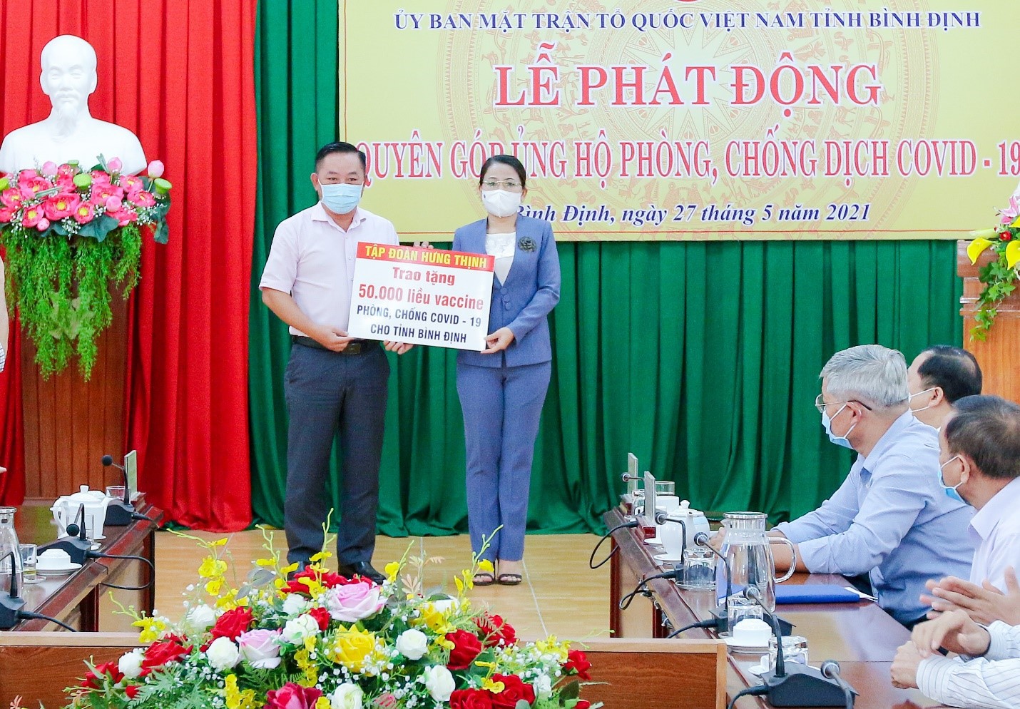 Tập đoàn Hưng Thịnh trao tặng 50.000 liều vắc-xin phòng, chống COVID-19 cho tỉnh Bình Định